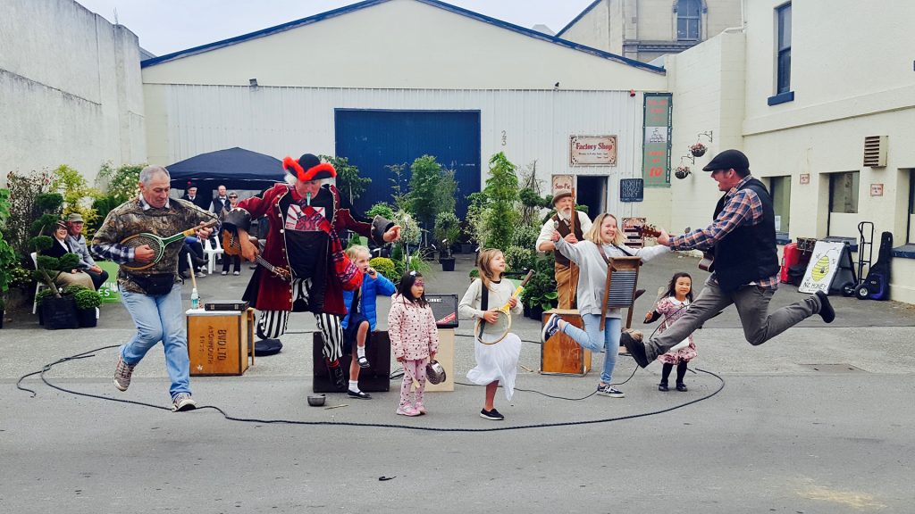 DAVEY'S BACKYARD SKIFFLE BAND & INSTRUMENT MAKING WORKSHOP